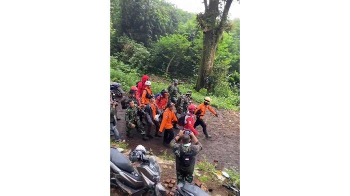 Alhamdulillah! Petugas penyelamatan berhasil mengevakuasi korban selamat korban survivor pendakian Gunung Marapi, Senin 4 Desember 2023.