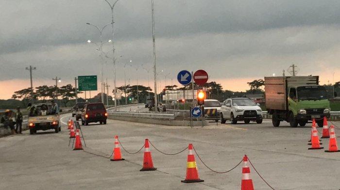 Suasana exite tol Semarang Demak yang berada di Kadilangu Kabupaten Demak.