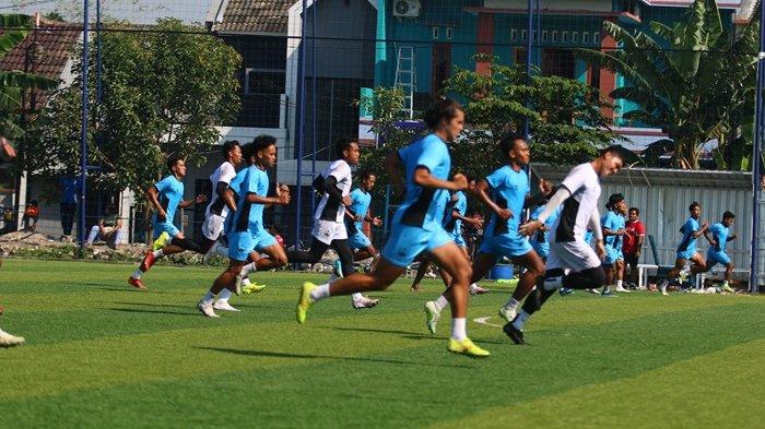 Latihan fisik PSIS Semarang dalam latihan di Lapangan Wisesa Mranggen baru-baru ini.