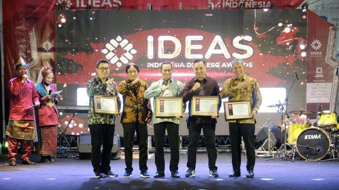 Foto bersama Direktur Utama PT Semen Gresik, Muchamad Supriyadi, dengan para pemenang penghargaan The 2nd Indonesia DEI & ESG (IDEAS) 2023 di Urbanview Hotel Belitung Lodge Resto, Air Selumar, Sijuk, Kabupaten Belitung (4/8).