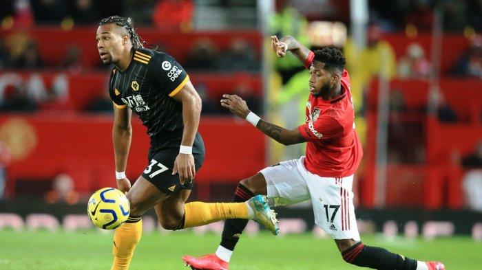 Gelandang Wolverhampton Wanderers Adama Traore (kiri) bersaing dengan gelandang Manchester United Fred (kanan) di Old Trafford di Manchester, Inggris, pada 1 Februari 2020.