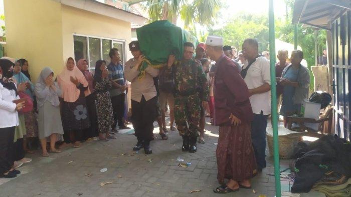Warga mengangkat peti jenazah korban gadis cilik meninggal dunia tak wajar di Pandansari, Kelurahan Sawah Besar, Kecamatan Gayamsari, Rabu (18/10/2023). Mayat korban dimakamkan hari ini di TPU Karanganyar Semarang.