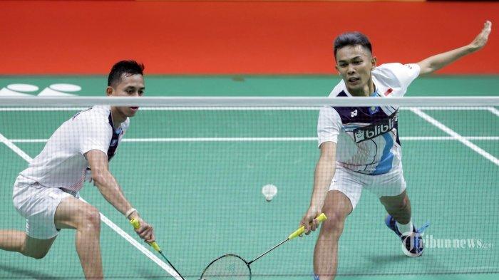 Ganda putra Indonesia Fajar Alfian/Muhammad Rian Ardianto saat melawan ganda Denmark pada babak perempat final Indonesia Masters 2020, di Istora Senayan, Jumat (17/1/2020). Fajar/Rian harus bermain tiga set dengan skor 18-21 21-13 21-17 dan lolos ke semifinal. TRIBUNNEWS/HERUDIN