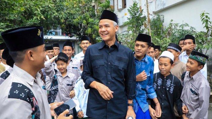 Gubernur Jawa Tengah, Ganjar Pranowo silaturahmi ke kediaman KHR Chaidar Muhaimin Afandi atau akrab disapa Gus Endar, di Ponpes Al Munawwir, Krapyak, Yogyakarta, Rabu (23/8/2023).