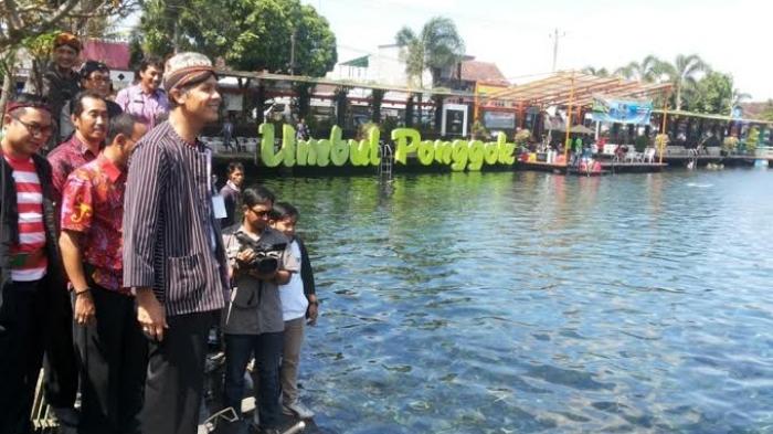 Gubernur Jawa Tengah Ganjar Pranowo, saat mengunjungi Obwis Umbul Ponggok, di Desa Ponggok, Kecamatan Polanharjo, Kabupaten Klaten, Rabu (15/6/2016).
