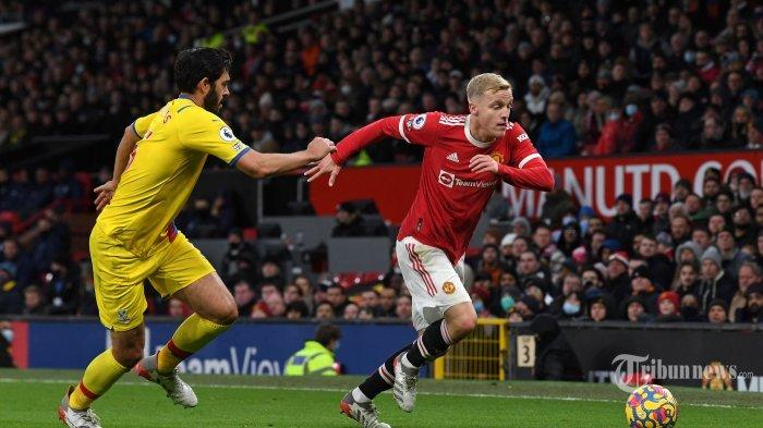 Bek Crystal Palace Inggris James Tomkins (kiri) bersaing dengan gelandang Manchester United Belanda Donny van de Beek (kanan) selama pertandingan sepak bola Liga Premier Inggris antara Manchester United dan Crystal Palace di Old Trafford di Manchester, barat laut Inggris, pada 5 Desember 2021.