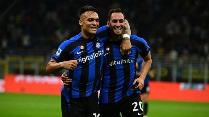 Gelandang Inter MIlan Hakan Calhanoglu (kanan) merayakan golnya ke gawang Spezia bersama Lautaro Martinez (kiri) dalam laga lanjutan Serie A, kasta tertinggi Liga Italia, musim 2022-2023 di Stadion Giuseppe Meazza pada Minggu (21/8/2022) dini hari WIB.