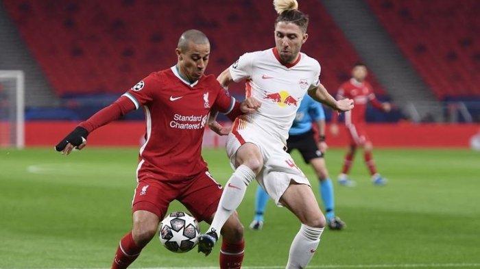 Gelandang Liverpool, Thiago Alcantara (kiri), berduel dengan pemain RB Leipzig, Kevin Kamp (kanan), pada leg kedua 16 besar Liga Champions di Puskas Arena, Budapest, Hungaria, Kamis (11/3/2021) dini hari.