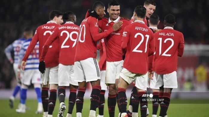 Gelandang Manchester United Brasil Casemiro (Tengah) merayakan dengan rekan setimnya setelah mencetak gol kedua mereka selama pertandingan sepak bola putaran keempat Piala FA Inggris antara Manchester United dan Reading di Old Trafford di Manchester, barat laut Inggris, pada 28 Januari 2023. Hasil pertandingan Manchester United vs Reading putaran keempat Piala FA. Skor 3-1, Casemiro cetak brace.