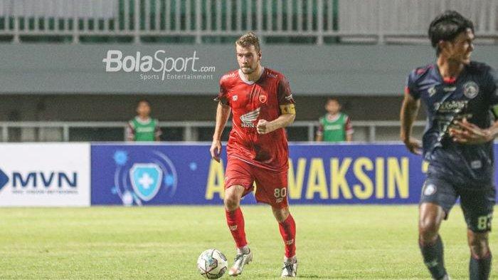Gelandang PSM Makassar, Wiljan Pluim, sedang menguasai bola dalam laga pekan pertama Liga 1 2021 di Stadion Pakansari, Bogor, Jawa Barat, 5 September 2021.