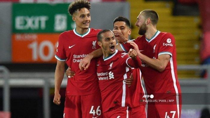Gelandang Spanyol Liverpool Thiago Alcantara (tengah) merayakan bersama rekan satu timnya setelah mencetak gol kedua mereka selama pertandingan sepak bola Liga Utama Inggris antara Liverpool dan Southampton di Anfield di Liverpool, Inggris barat laut pada 8 Mei 2021.