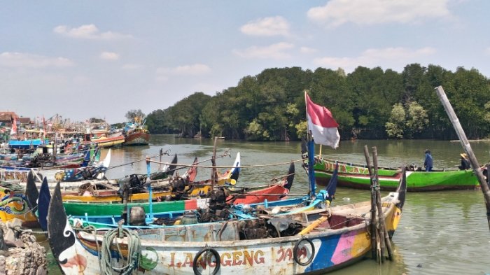 Perahu nelayan bersandar di pesisir perairan Morodemak, Kecamatan Bonang, Kabupaten Demak, Minggu (3/9/2017).