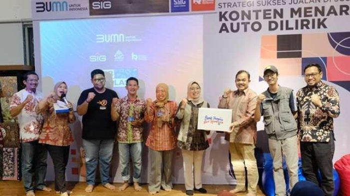 General Manager of CSR SIG, Edy Saraya, memberikan bingkisan eksklusif kepada Koordinator Bidang TJSL Kementerian BUMN, Hera Zera, pada pelatihan “Strategi Sukses Jualan di Sosmed: Konten Menarik Auto Dilirik” di Rumah BUMN Rembang, (28/7).