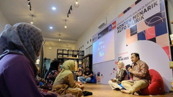 General Manager of CSR SIG, Edy Saraya, memberikan penguatan pada pelatihan “Strategi Sukses Jualan di Sosmed: Konten Menarik Auto Dilirik” di Rumah BUMN Rembang, (28/7).