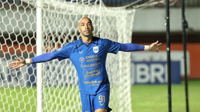 Penyerang PSIS Semarang Bruno Silva merayakan gol yang ia cetak ke gawang PSM Makassar pada laga lanjutan BRI Liga 1 2021/2022 di Stadion Maguwoharjo Sleman, Senin (22/11/2021) malam