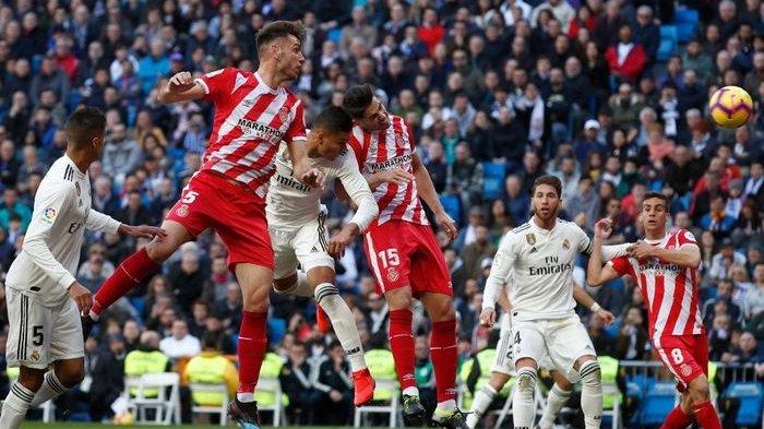 Gelandang Real Madrid, Casemiro (ketiga dari kiri), mencetak gol sundulan ke gawang Girona dalam laga Liga Spanyol di Stadion Santiago Bernabeu, Minggu (17/2/2019).