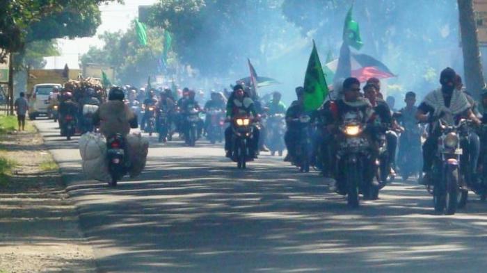 Massa Gerakan Pemuda Ka'bah (GPK) aliansi Tepi Barat, mendatangi kantor Kejari, Kota Mungkid, Kabupaten Magelang, (26/3/2014). Mereka meminta kejelasan kasus korupsi di Magelang.