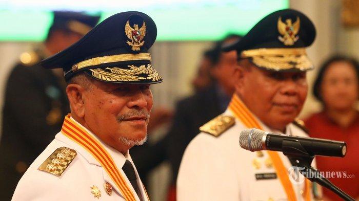Gubernur dan Wakil Gubernur Maluku Utara terpilih, Abdul Gani Kasuba (kiri) dan Al Yasin (kanan) mengikuti pelantikan di Istana Negara, Jakarta Pusat, Jumat (10/5/2019). Abdul Gani Kasuba dan Al Yasin dilantik sebagai Gubernur dan Wakil Gubernur Maluku Utara masa jabatan 2019-2024.