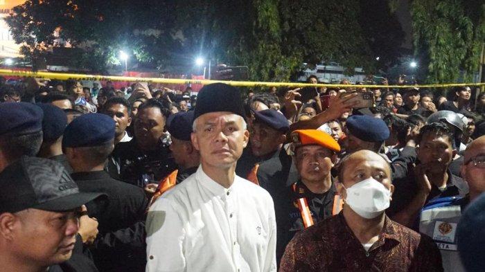 Gubernur Jawa Tengah Ganjar Pranowo meninjau lokasi kecelakaan KA Brantas dan truk kontainer di perlintasan kereta api Jalan Madukoro Raya, Semarang Barat, Kota Semarang, Selasa (18/7/2023) malam. 