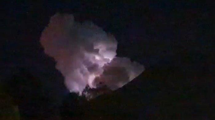 Penampakan awan putih di Gunung Lawu