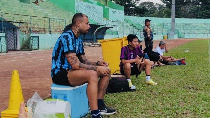 Pemain baru asing Arema FC Gustavo Almeida saat latihan perdana bersama tim untuk persiapan musim 2023-2024 di Stadion Gajayana Kota Malang, Rabu (24/5/2023) sore.