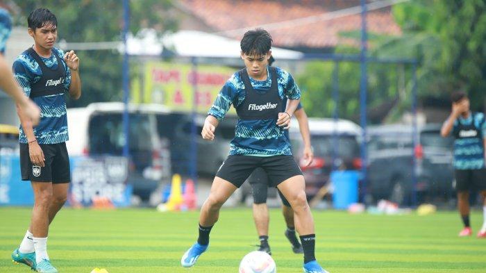 Potret latihan pemain baru PSIS Semarang Habil Akbar bersama tim Mahesa Jenar di Lapangan Wisesa Mranggen baru-baru ini