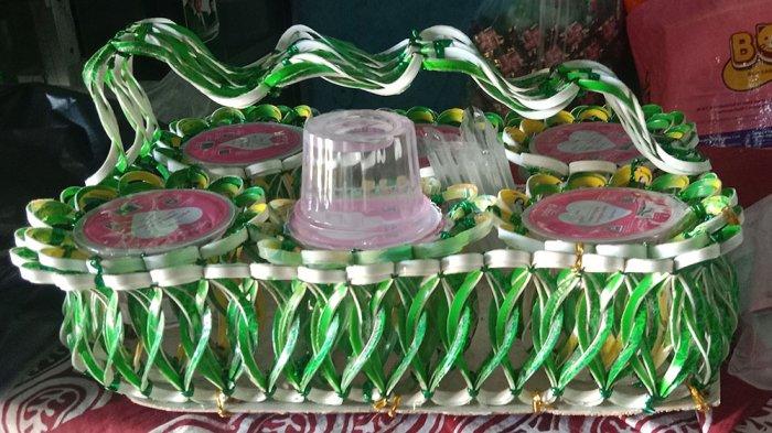 Inshofah yang akrab dipanggil Ibu Shofa, warga Sidorejo, Salatiga alumni Pendidikan Guru Agama (PGA) tahun 1972, sekarang MAN Salatiga, rajin ikut pelatihan keterampilan praktis bidang kimia.