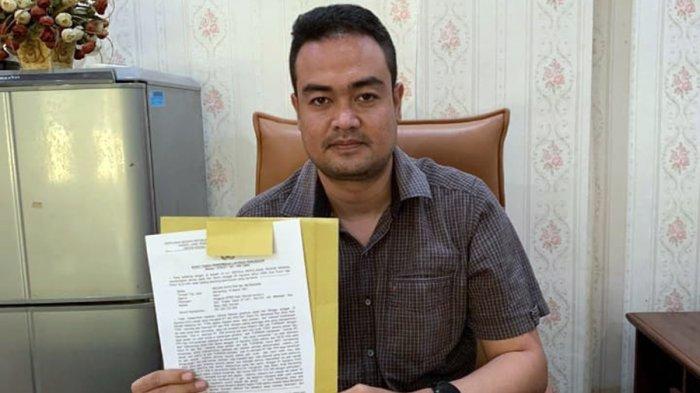 Anggota DPRD Kabupaten Kendal, Hegar Saputra memperlihatkan lampiran hasil pelaporan dirinya terhadap oknum Kades Banjarejo, Kecamatan Boja, Kabupaten Kendal, di Kantor Satreskrim Polres Kendal, Senin (28/8/2023).
