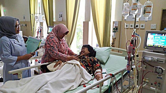 ILUSTRASI Pasien sedang melakukan hemodialisa atau cuci darah.