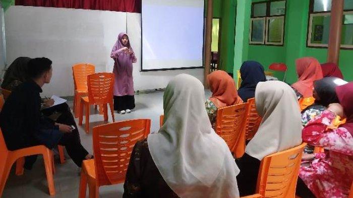 Icha saat mengajar di SLB
