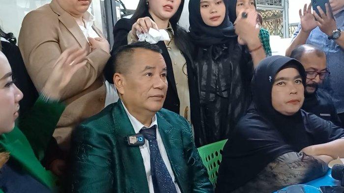 Fauziah (47), ibunda Imam Masykur (25) mendatangi pengacara kondang Hotman Paris di Kopi Johny, Kelapa Gading Timur, Kelapa Gading, Jakarta Utara pada Rabu (5/9/2023).