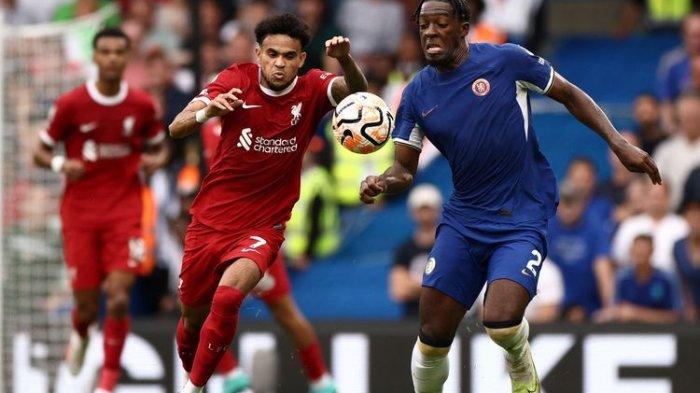 Pemain sayap Liverpool, Luis Diaz (kiri), berebut bola dengan bek Chelsea, Axel Disasi. Laga Chelsea vs Liverpool yang digelar di Stadion Stamford Bridge, London, pada Minggu (13/8/2023) malam WIB tersebut berakhir tanpa pemenang.