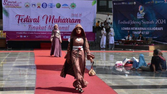 Final fashion show dalam puncak Semarak Muharram 1446 Hijriyah yang digelar di hall Masjid Agung Jawa Tengah (MAJT) Jalan Gajah Raya, Kota Semarang, Minggu 11 Agustus 2024.