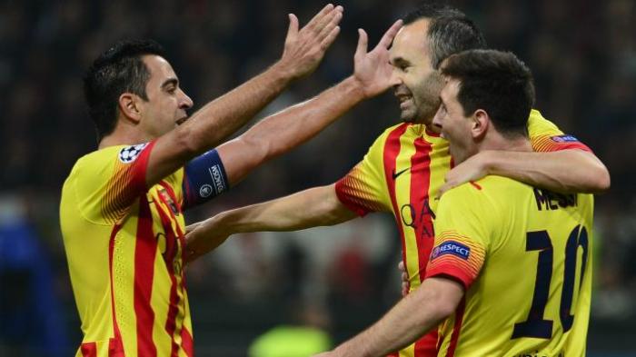 DOKUMENTASI Striker Barcelona Lionel Messi (kanan) mendapat sambutan dari gelandang Andres Iniesta dan Xavi Hernandez (kiri) setelah dia mencetak gol ke gawang AC Milan pada matcday ketiga Grup H Liga Champions, Selasa (22/10/2013) di San Siro.