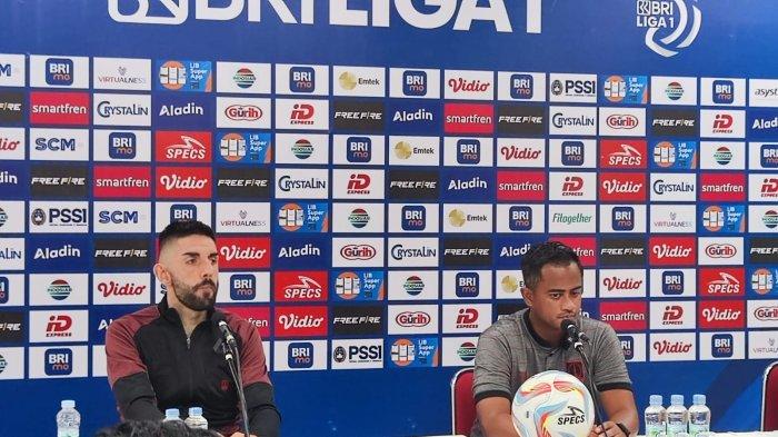 Caretaker Pelatih Persis Solo, Tithan Wulung Suryata bersama pemain Diego Bardanca saat memberikan keterangan kepada wartawan usai laga melawan Dewa United dalam laga pekan ke-23 BRI Liga 1 2023/2024 di Stadion Manahan Solo, Minggu (17/12/2023) sore.