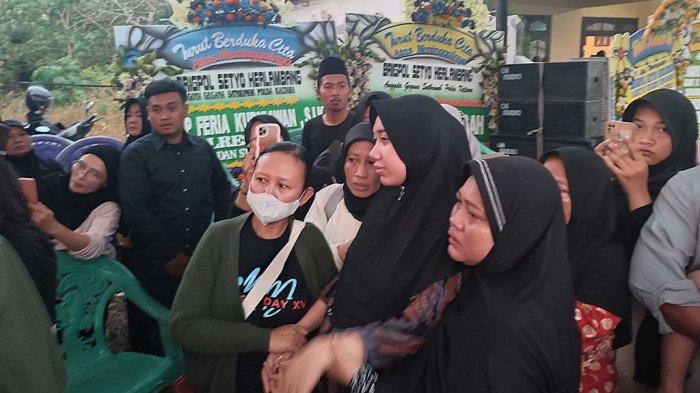 Istri almarhum Brigadir Setyo Herlambang, Wahyu Dewi Fatmasari (hamil, daster cokelat) saat melepas kepergian suaminya di di dukuh Bojong, Sumber Agung, Weleri, Kabupaten Kendal, Sabtu (23/9/2023).