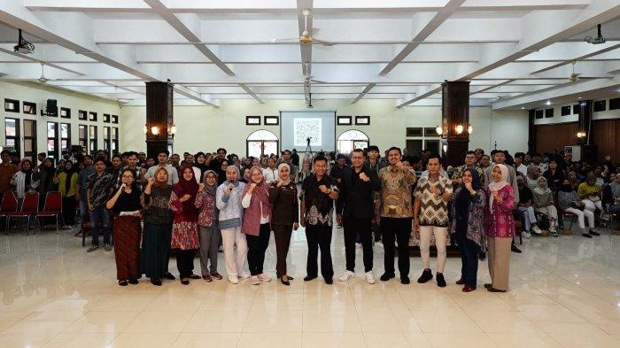 Peserta USM Career & Alumni Center (UCAC) berfoto bersama dengan narasumber di sela-sela kegiatan Pembekalan Wisuda ke-69 dan sosialisasi wisuda bertema 
