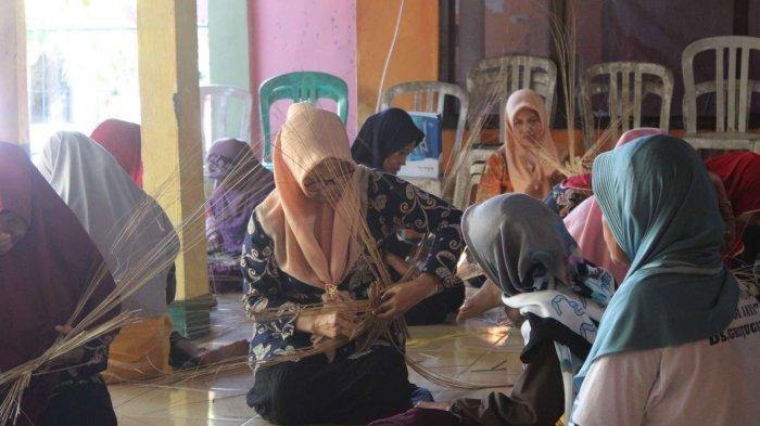 IT Telkom Purwokerto Berikan Pelatihan Kepada Kelompok Perajin Di Kebumen