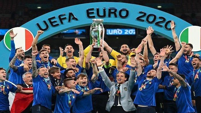 Bek Italia Giorgio Chiellini mengangkat trofi Kejuaraan Eropa selama presentasi setelah Italia memenangkan pertandingan sepak bola final UEFA EURO 2020 antara Italia dan Inggris di Stadion Wembley di London pada 11 Juli 2021.