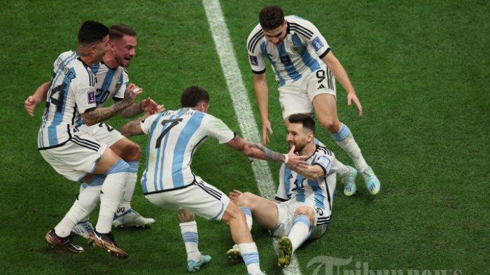 Pemain depan Argentina Lionel Messi merayakan dengan rekan setimnya setelah mencetak gol pertama timnya selama pertandingan sepak bola final Piala Dunia Qatar 2022 antara Argentina dan Prancis di Stadion Lusail di Lusail, utara Doha pada 18 Desember 2022.