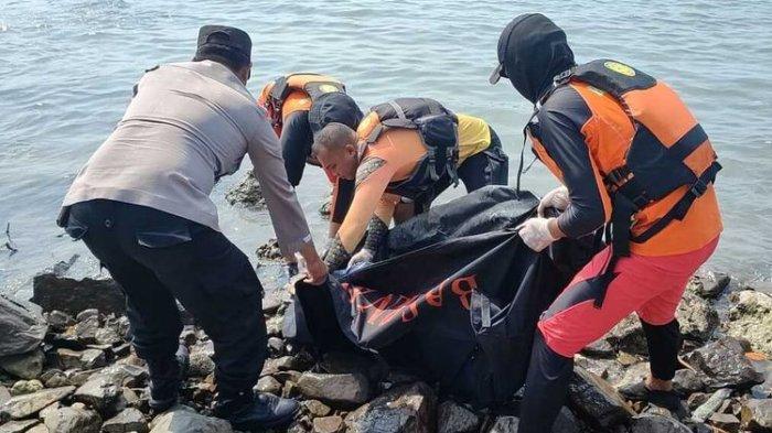Proses evakuasi jasad tanpa kepala yang ditemukan di tepi pantai di Lampung Selatan, Rabu (6/9/2023) pagi. (Dok. SAR Lampung)