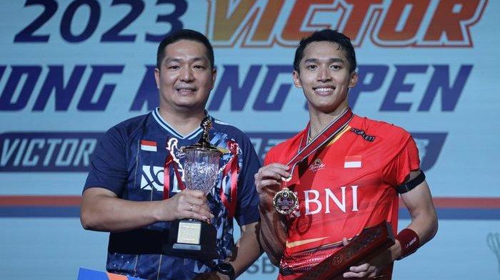 Jonatan Christie bersama pelatih tunggal putra Indonesia, Harry Hartono saat berpose di podium juara Hong Kong Open 2023, di Hong Kong Coliseum, Kowloon, Hong Kong, Minggu (17/9/2023).