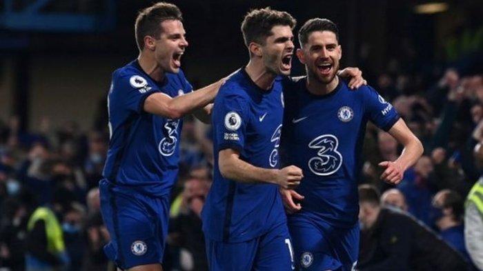 Jorgihno (kanan) marayakan gol penaltinya ke gawang Leicester City bersama Cesar Azpilicueta (kiri) dan Christian Pulisic. Chelsea menghadapi Leicester pada pekan ke-37 Liga Inggris 2020-2021 di Stamford Bridge, 18 Mei 2021. (AFP/GLYN KIRK)