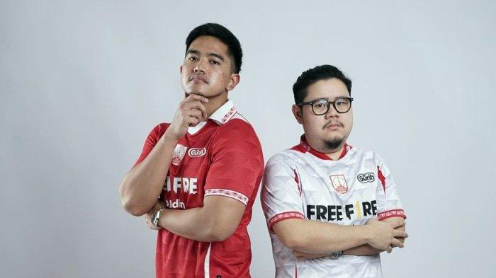 Dua bos Persis Solo, Kaesang Pangarep dan Kevin Nugroho saat berfoto bersama menggunakan jersey resmi klub yang diunggah di akun Instagram @knugroho33 pada Jumat (22/7/2022).