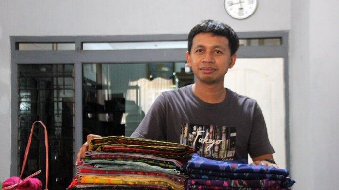 Aris Subagio (33), pengusaha kain Tenun Troso memamerkan kain tenun garapannya. Pemilik usaha Bagios Tenun Troso itu telah memasarkan kain itu ke beberapa daerah di luar Pulau Jawa.