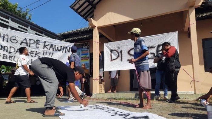 Warga Desa Tlogoayu, Kecamatan Gabus, Kabupaten Pati menyegel kantor desa setempat sebagai aksi protes atas penahanan Kades Tlogoayu, Darsono, oleh Polda Jateng, Jumat (28/7/2023). Darsono dibui terkait kasus sengketa lahan dengan seorang warga bernama Sunarti.