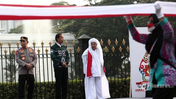 Presiden Joko Widodo bersama anggota Dewan Pertimbangan Presiden (Wantimpres) Habib Luthfi bin Yahya, dan Kapolri Jenderal Pol Listyo Sigit Prabowo, menyaksikan Kirab Merah Putih di depan Istana Merdeka, Jakarta, Minggu (28/82/2022).