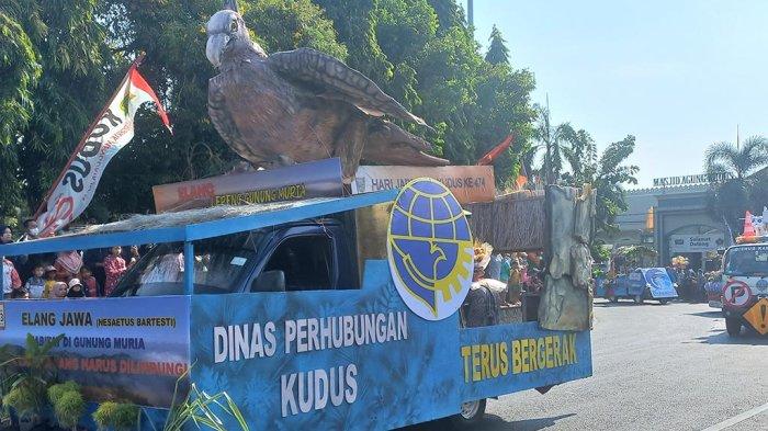 Karnaval mobil hias di Alun-alun Simpang Tujuh Kudus, Senin (11/9/2023). Karnaval ini merupakan bagian dari rangkaian peringatan HUT ke-474 Kabupaten Kudus.