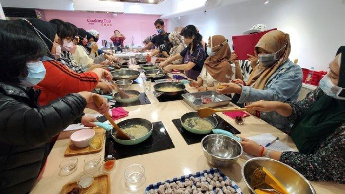 ILUSTRASI Pekerja Migran Indonesia (PMI) mengikuti pelatihan memasak yang digelar KDEI Taipei Bidang Tenaga Kerja (Naker) di Taipei.