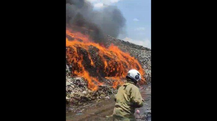 Tangkapan layar video kebakaran TPA Jatibarang, Jumat (6/10/2023)